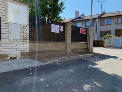 Obyčejný příběh tohoto parkovacího místa, aneb „Kunratice pro své občany“. Čtení pro místní i přespolní.